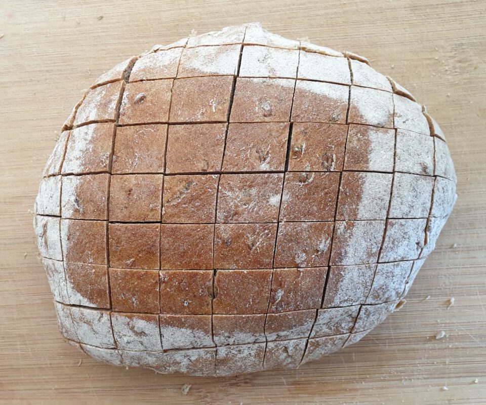 Das Brot in einer gitterartigen Struktur einschneiden.