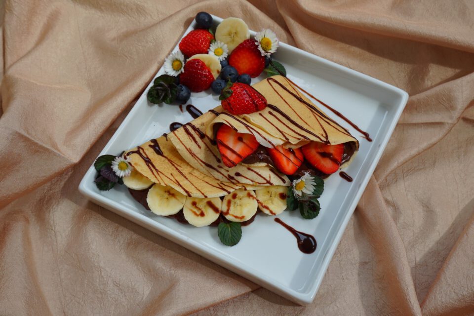 Vegane Pfannkuchen mit Schokocreme, Erdbeeren und Banane gefüllt