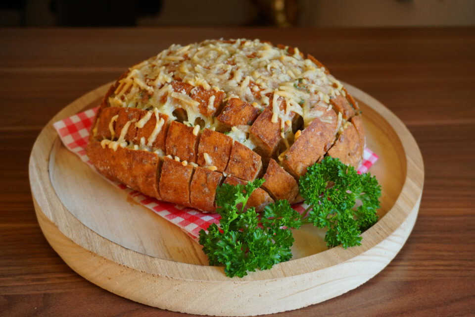 Fertiges Zupfbrot mit veganer Butter und veganem Käse überbacken