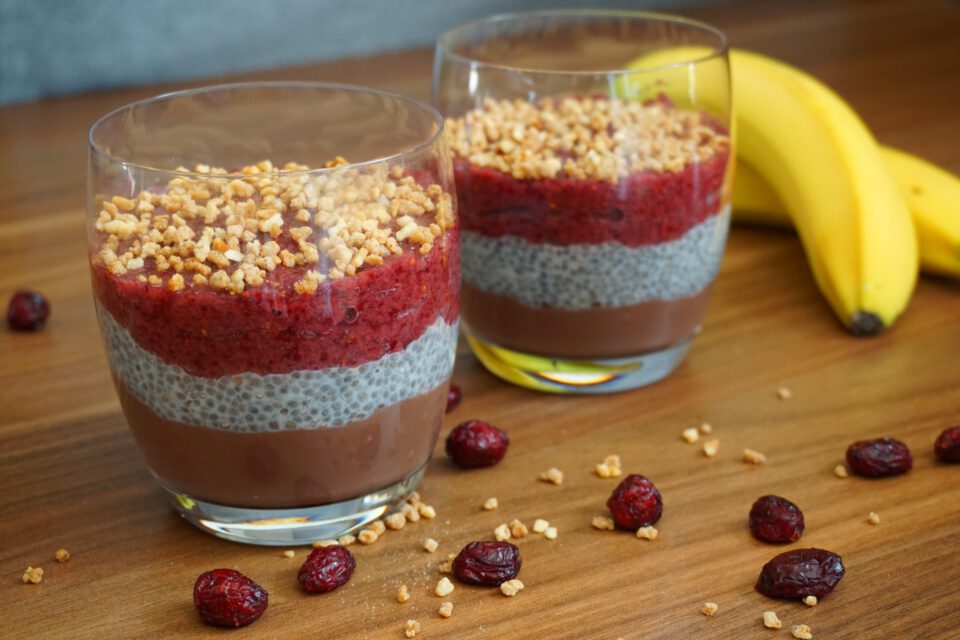 Chiasamen Pudding Dessert mit einer Fruchtschicht aus Bananen und Cranberrys