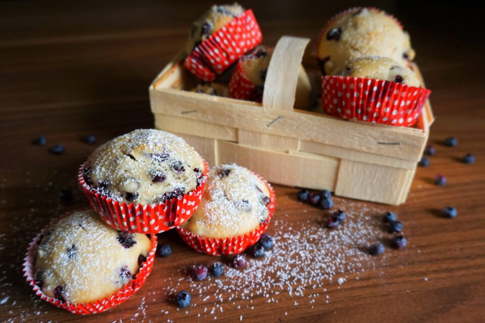 Fertige Blaubeermuffins mit Puderzucker, schnelles Muffin Rezept