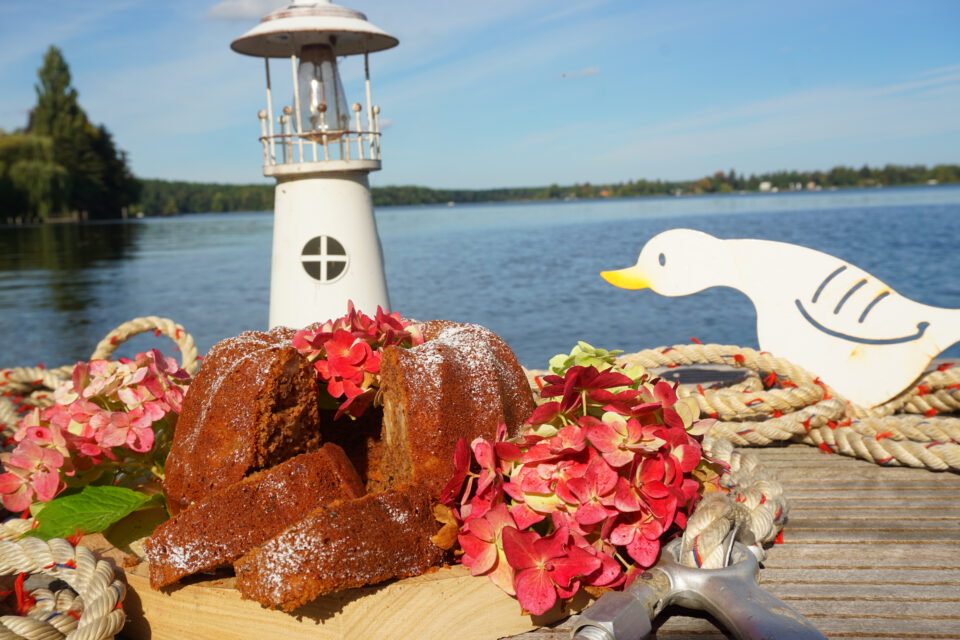 Veganer Nusskuchen mit Birnen, aufgeschnitten