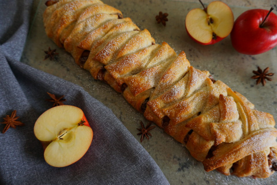 Fertig gebackener veganer Apfelstrudel! Super lecker