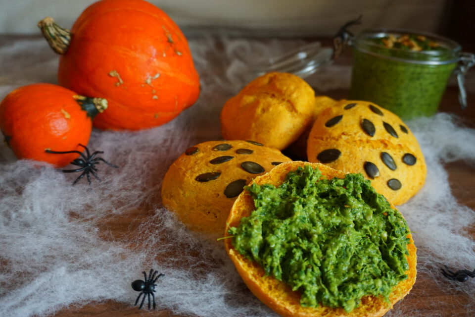 Kürbisbrötchen mit Halloweendeko und Grünkohlaufstrich 