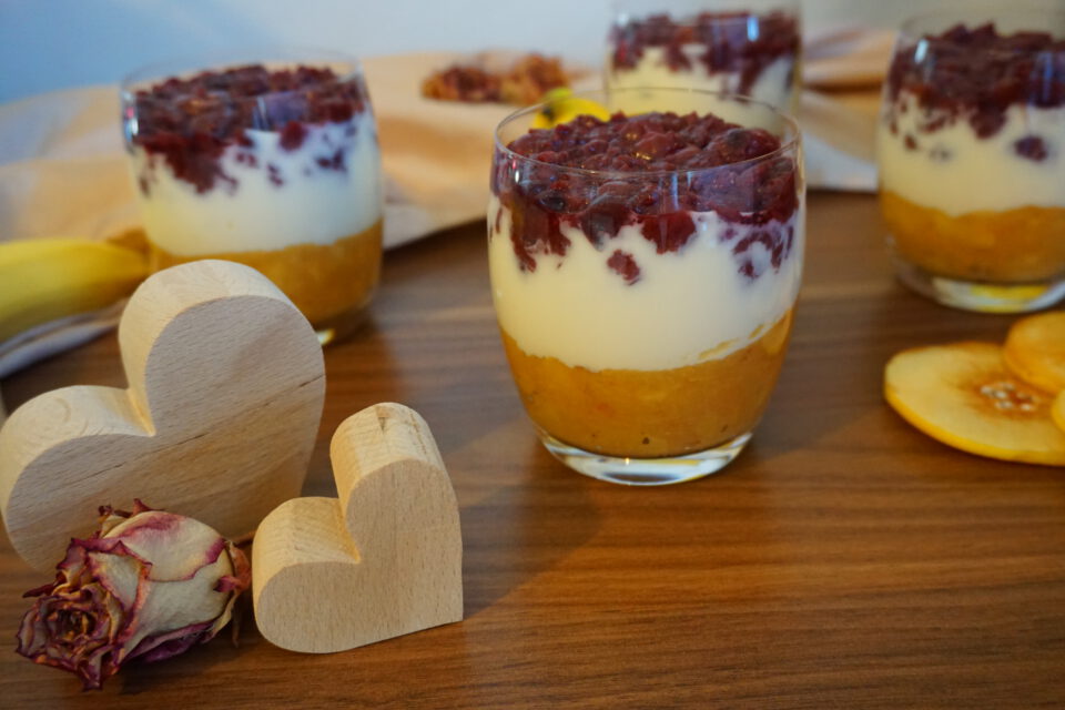 Veganes Quitten-Dessert mit Sauerkirschen