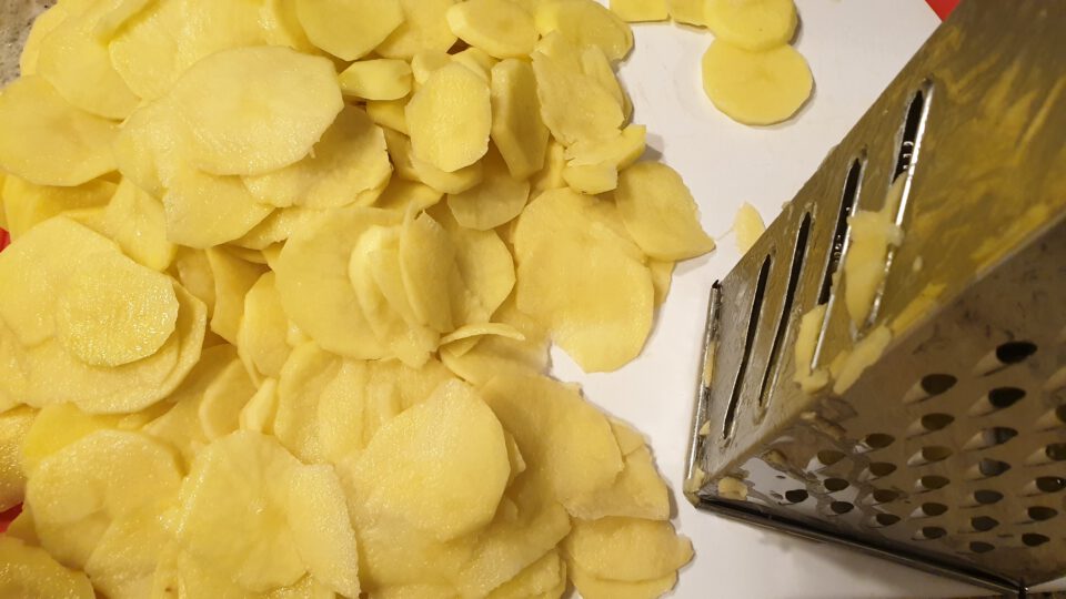 Dünne Kartoffelscheiben aus den festkochenden Kartoffeln.