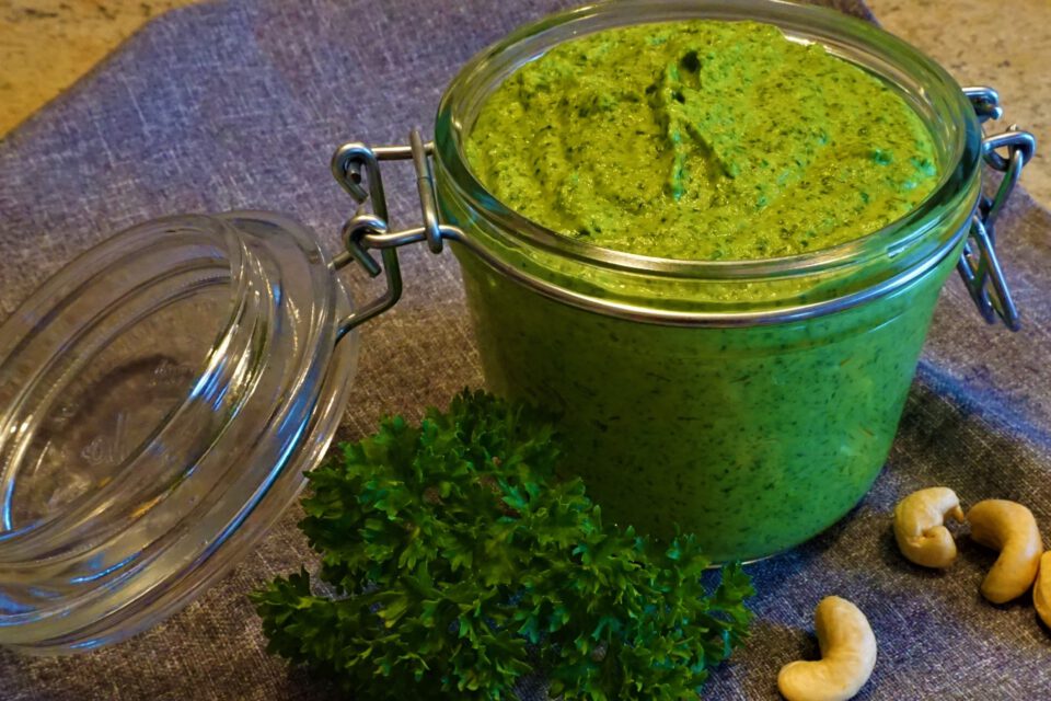 Pesto mit Petersilie