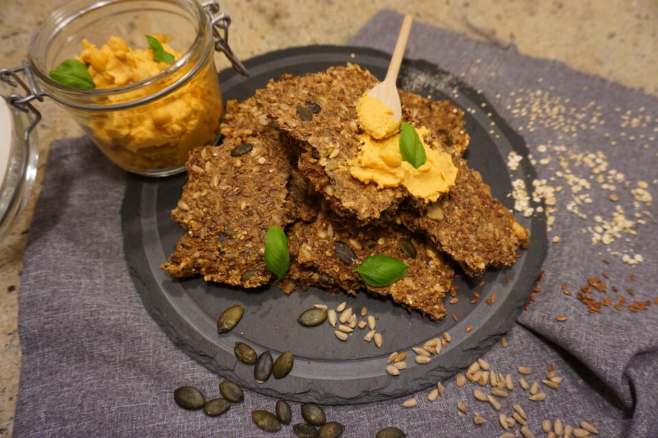 Knäckebrot mit Hummus angerichtet