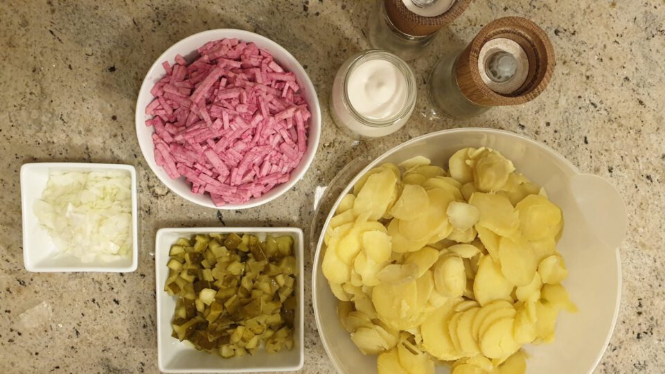 Veganer Kartoffelsalat in der Zubereitung: Alle Zutaten bereitstellen