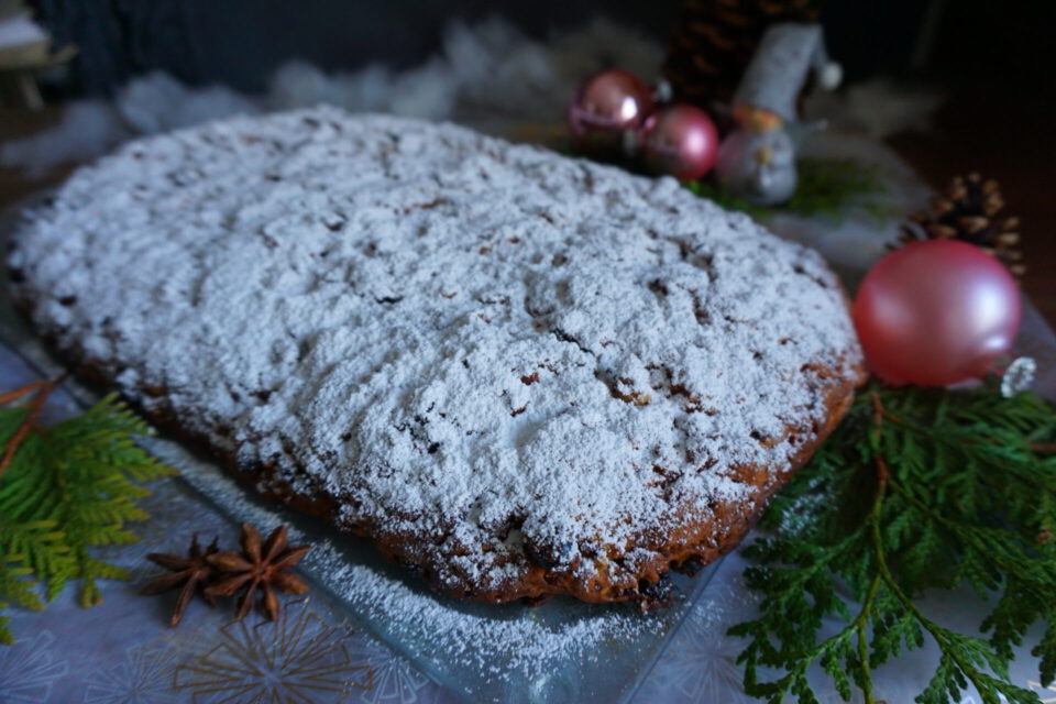 Veganer Stollen mit Rosinen