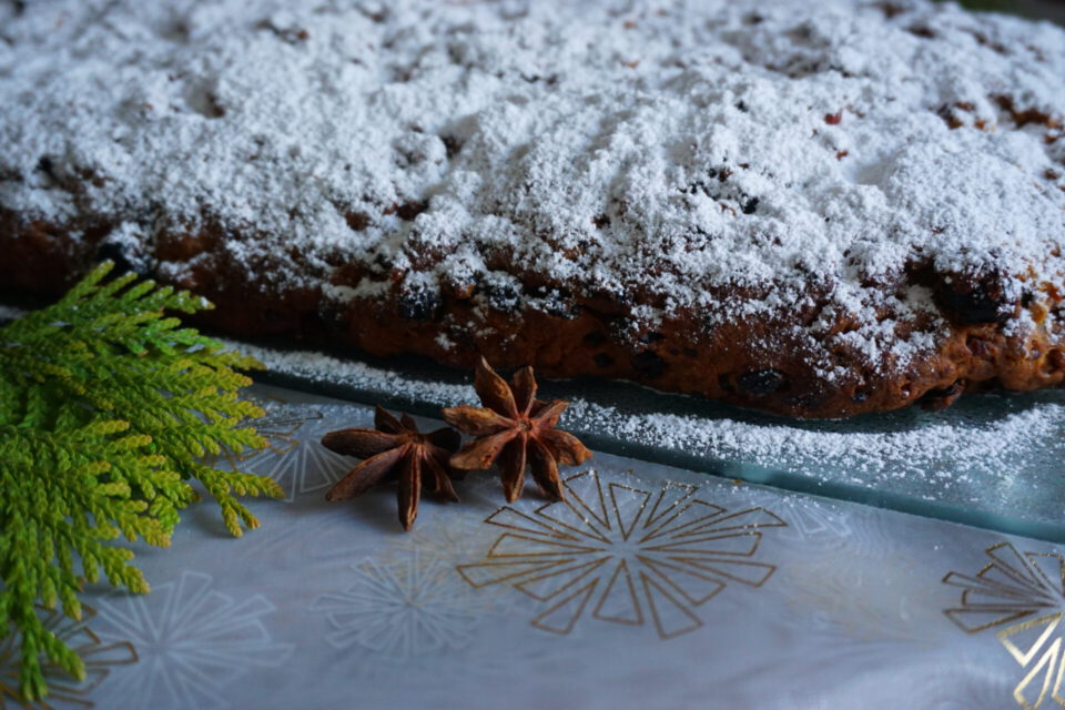 Fertiger veganer Rosinenstollen, Nahaufnahme