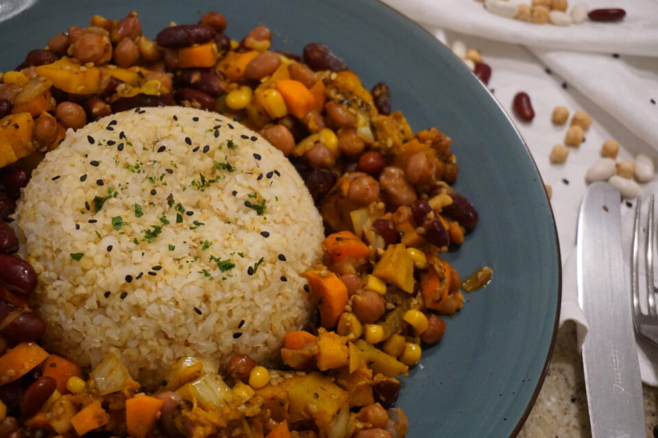 Rezept mit Reis, Kürbis, Kidneybohnen und Kichererbsen angerichtet