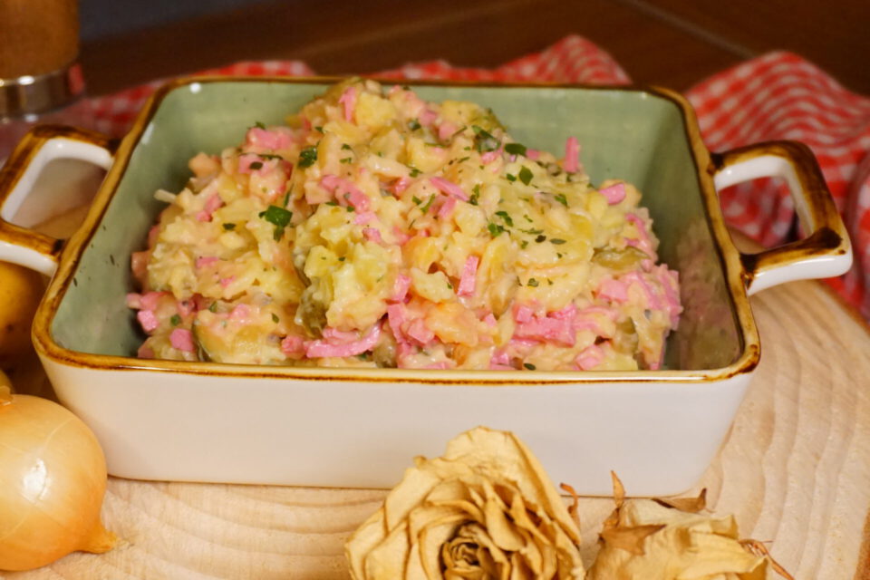 Leckerer veganer Kartoffelsalat mit Räuchertofu