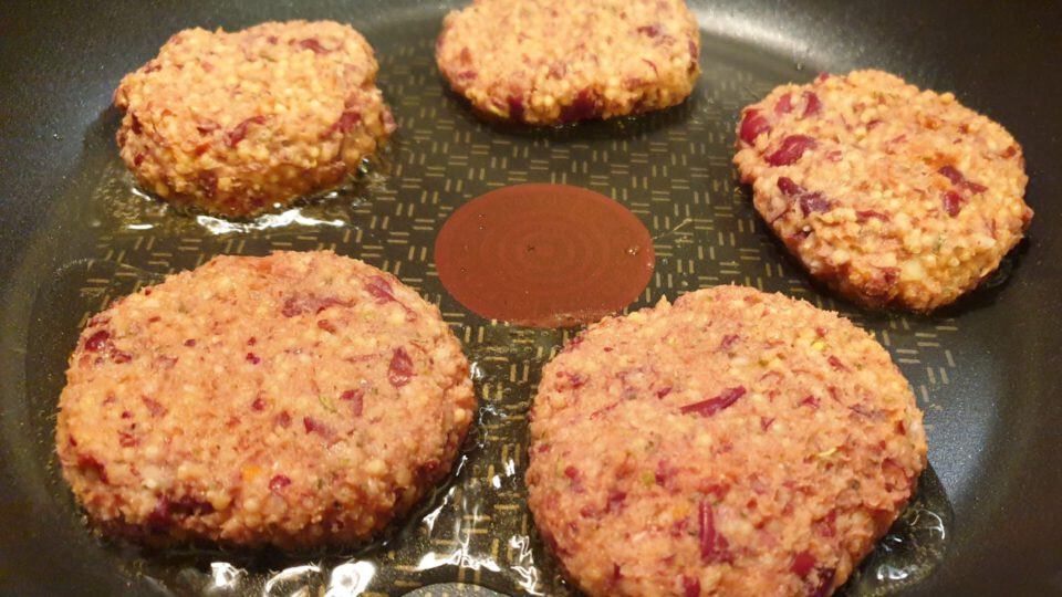 Kidneybohnenpatties für die Hirsepfanne braten