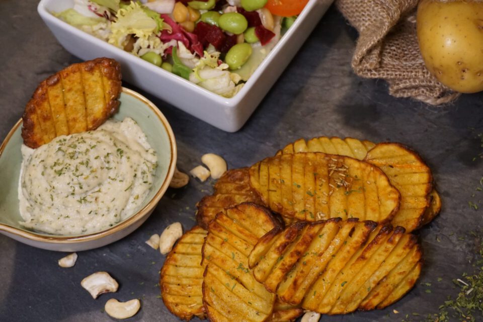 Kartoffel Rezept mit kaltem Dip, knusprigen Kartoffelscheiben und einem gemischten Salat