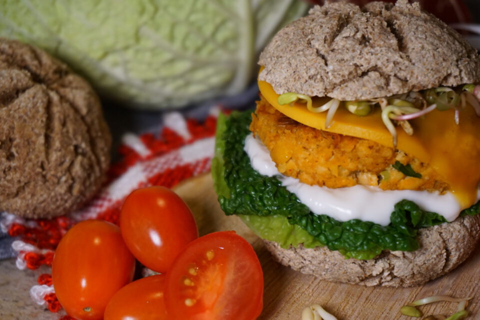 vegane burger patties angerichtet