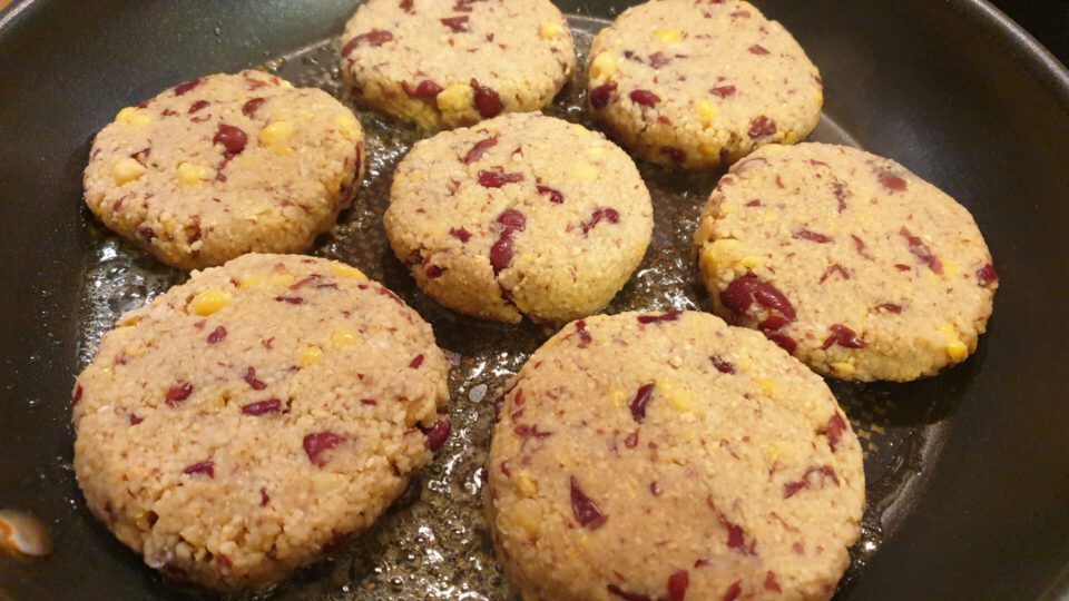 rucola salat mit patties wird vorbereitet