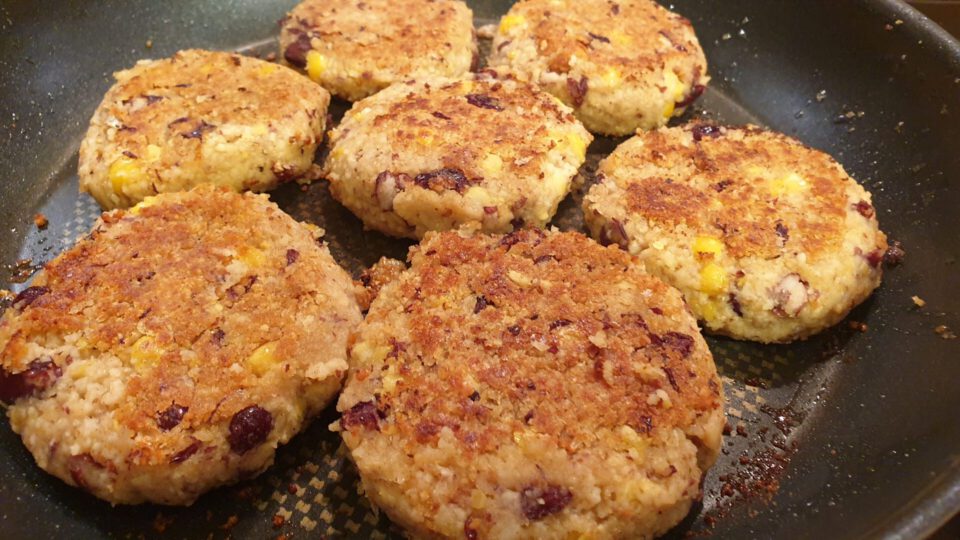 rucola salat mit patties wird vorbereitet