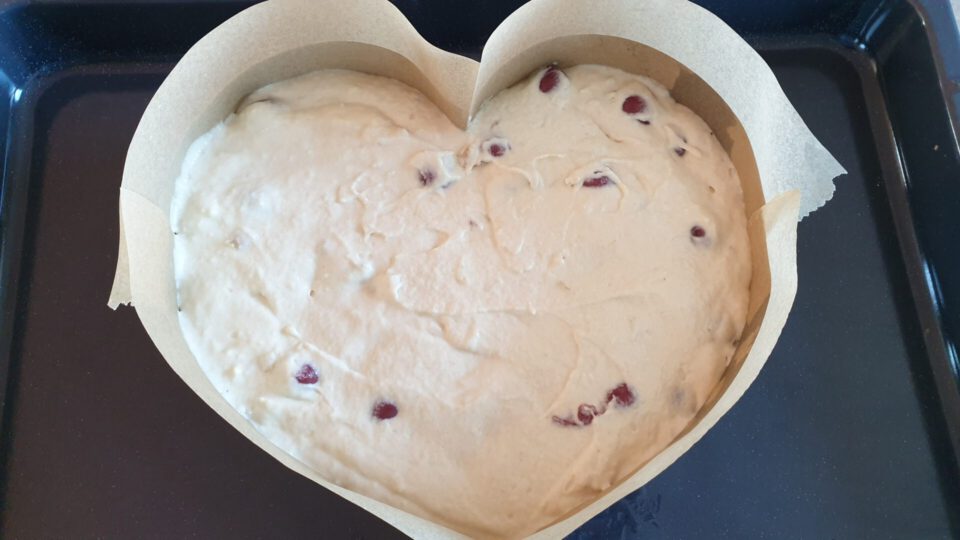 veganer rührkuchen mit kirschen vor dem backen