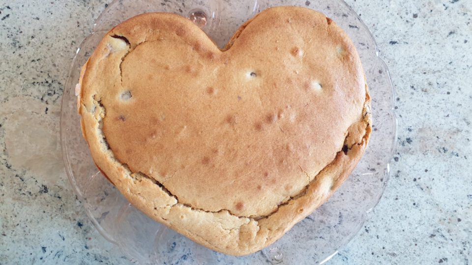 veganer rührkuchen mit kirschen nach dem backen