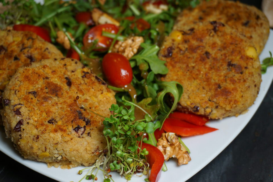 der rucola salat mit patties ist fertig