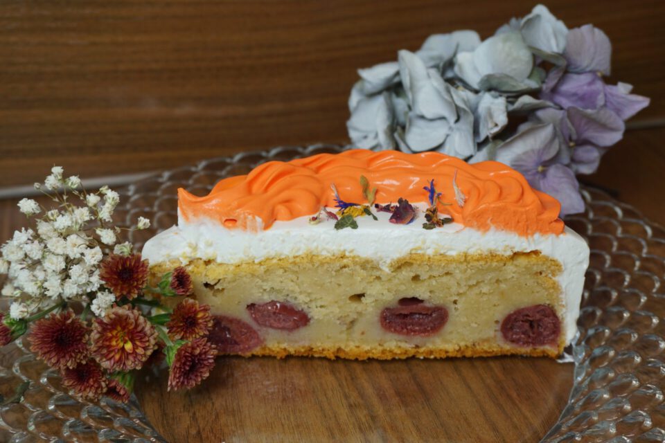 veganer rührkuchen mit kirschen querschnitt