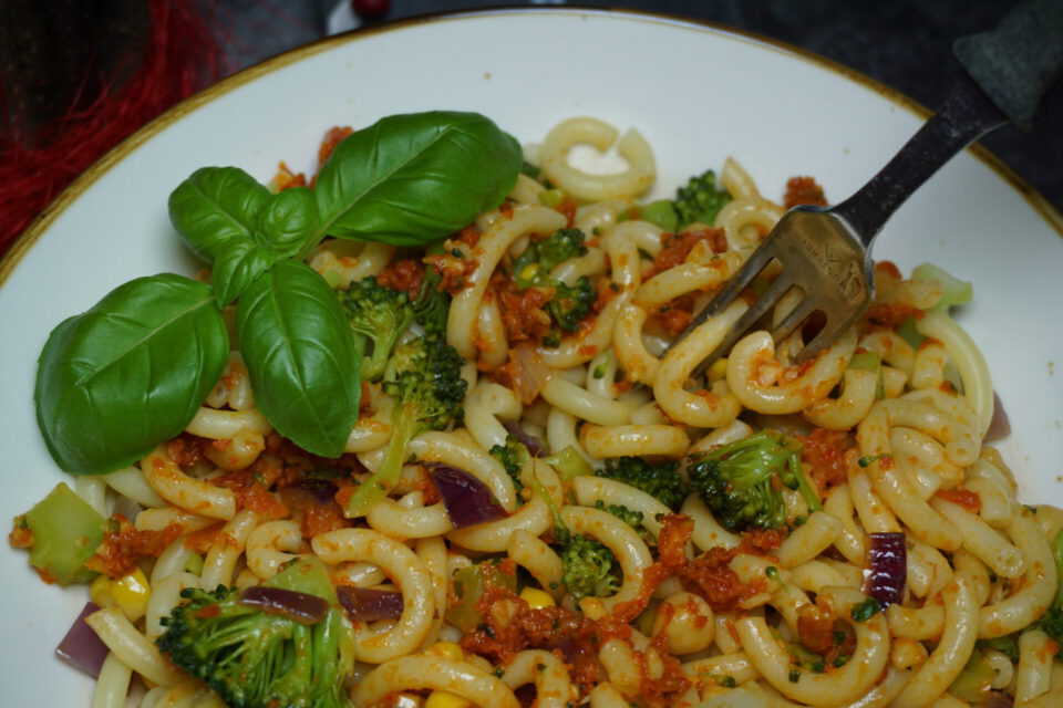 nudeln mit brokkoli und tomatenpesto