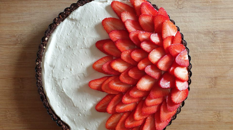 vegane tarte mit erdbeeren dekorieren