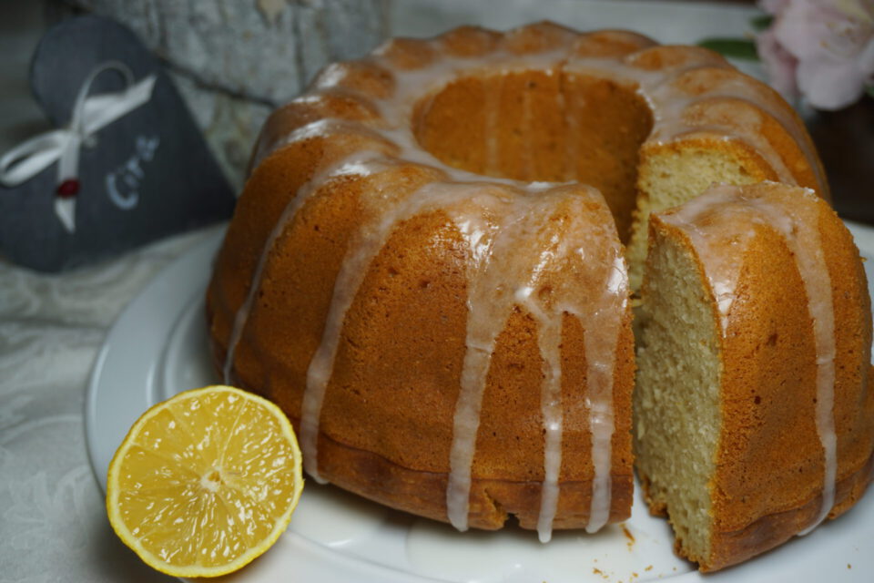 veganer zitronen kuchen angeschnitten