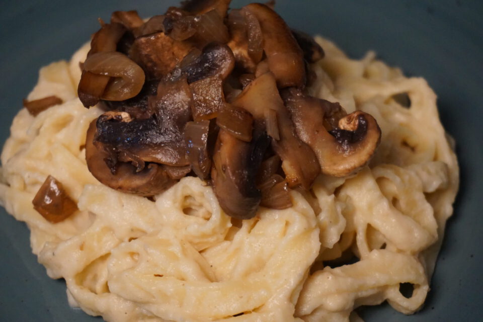 mein veganes pasta rezept mit blumenkohl und pilzen on top ist angerichtet