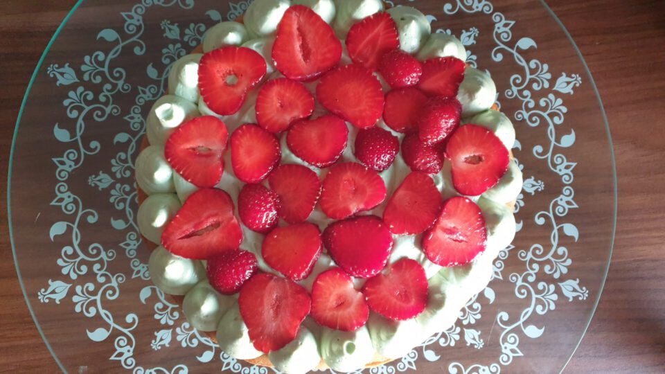 vegane buttercreme mit erdbeeren belegen