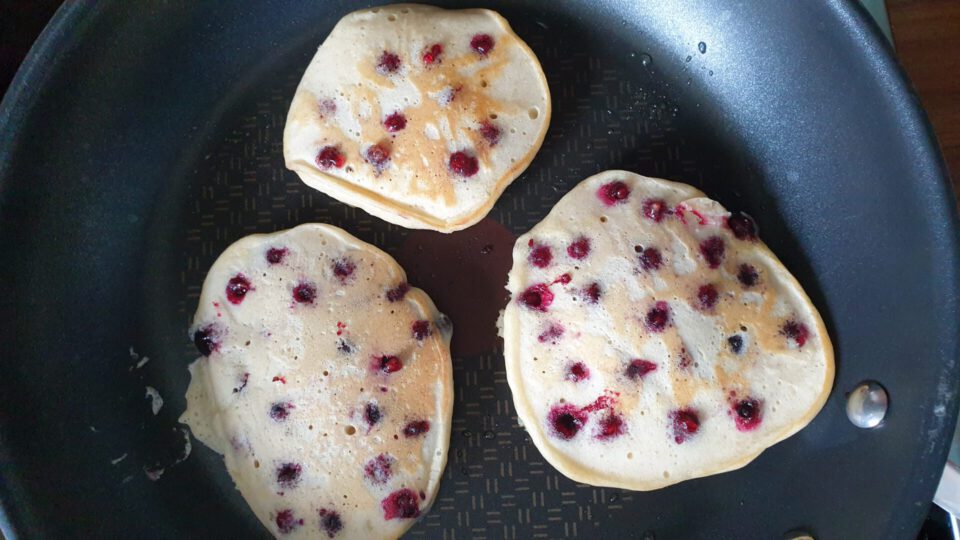 rezept mit johannisbeeren, pancakes backen