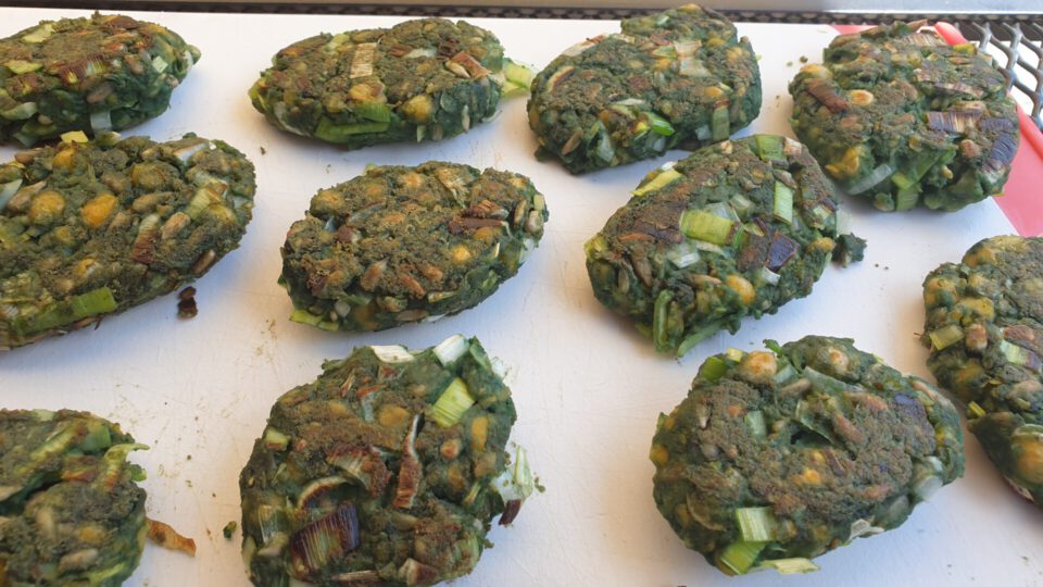 linsen salat vegan patties sind fertig angebraten