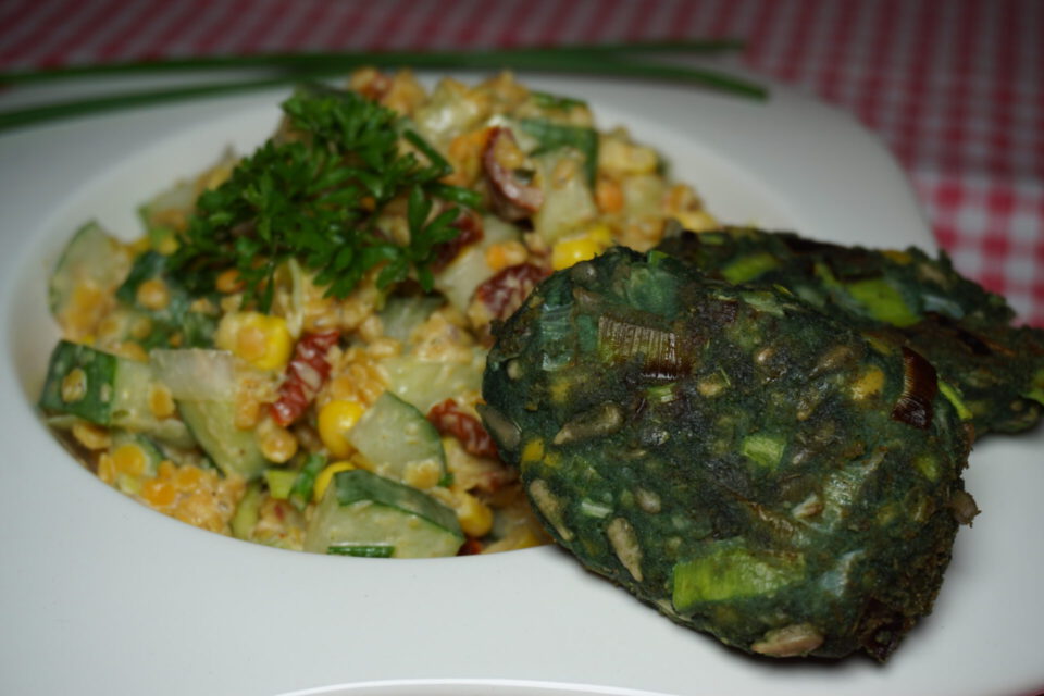 linsen salat vegan mit spirulina patties angerichtet