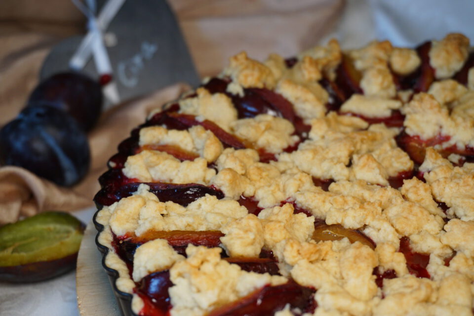 veganer zwetschgen streuselkuchen angerichtet