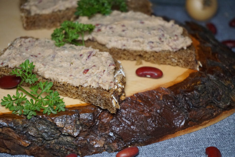 Kidneybohnen aufstrich auf dunklem Brot, Frühstücksidee