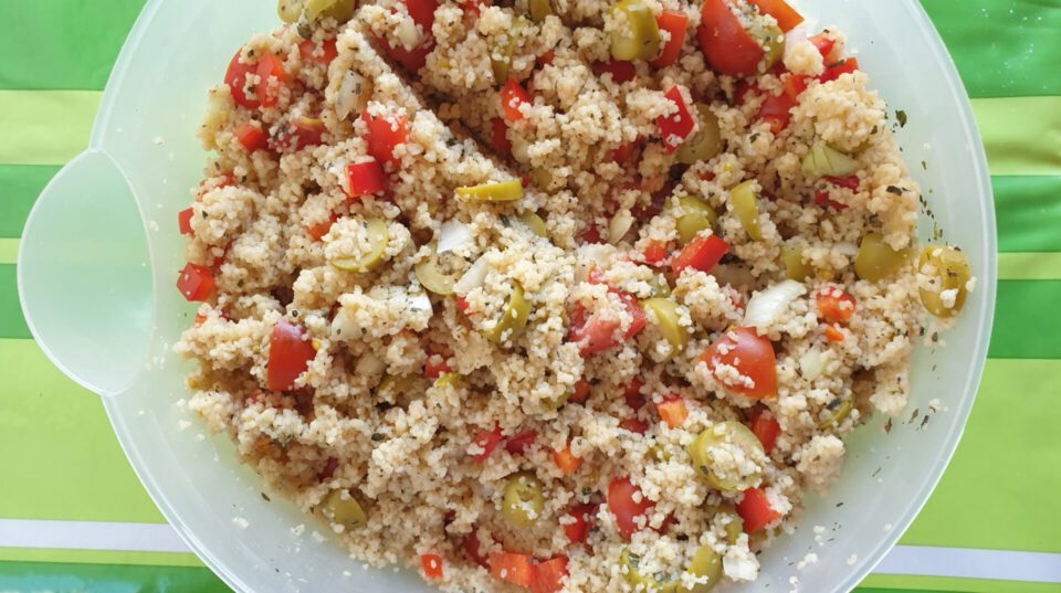 veganer couscous salat in der vorbereitung