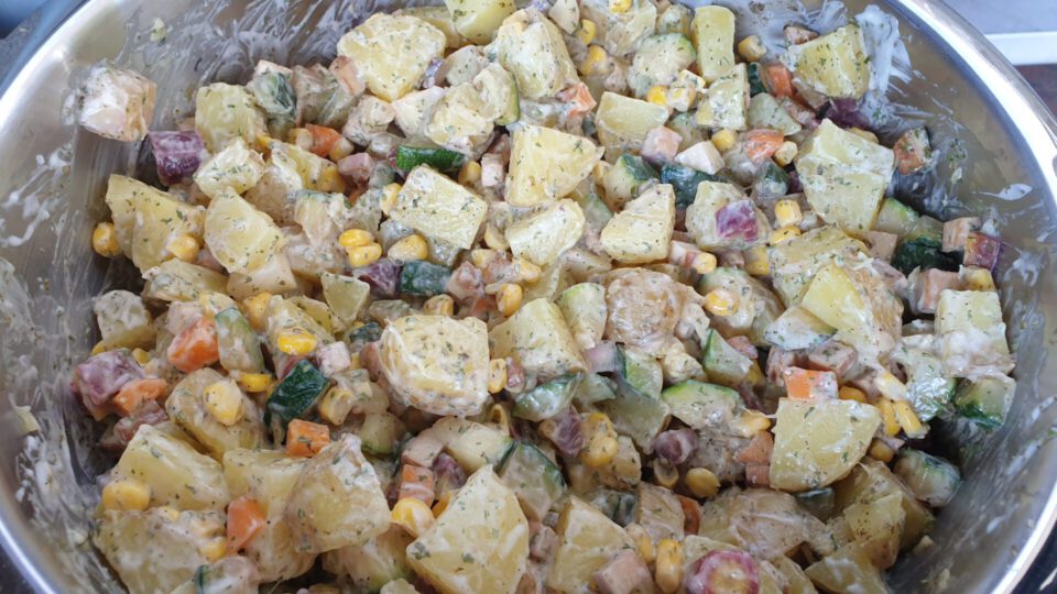 veganer kartoffelsalat zusammenrühren