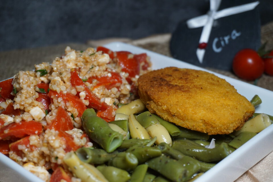 Serviervorschlag: veganer bulgursalat mit bohnen und einem veganen Cordon Bleu angerichtet