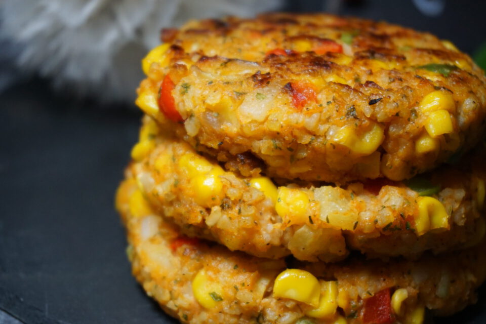 vegane gemüse patties fertig angerichtet