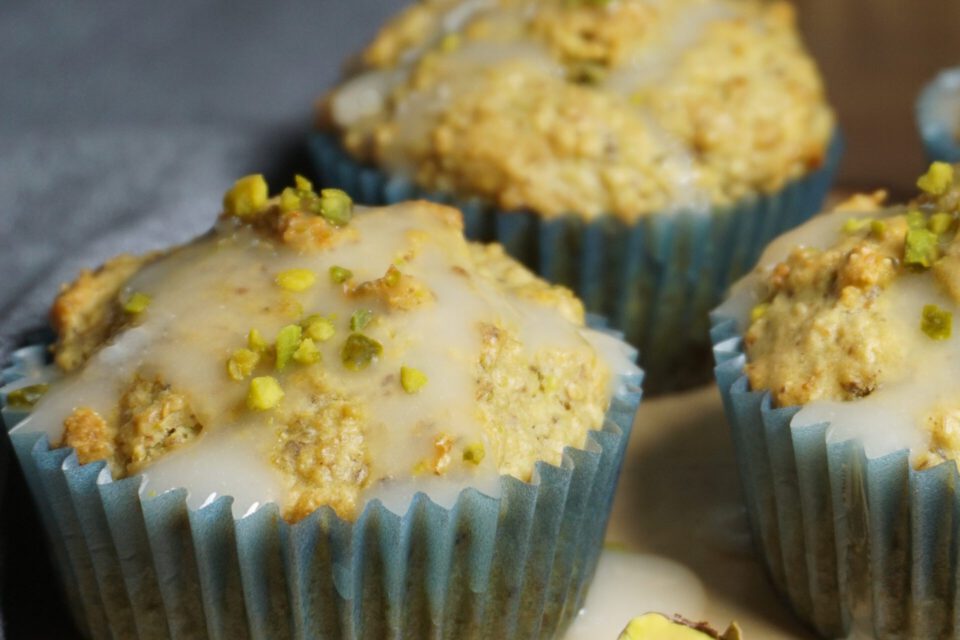 vegane pistazien muffins angerichtet