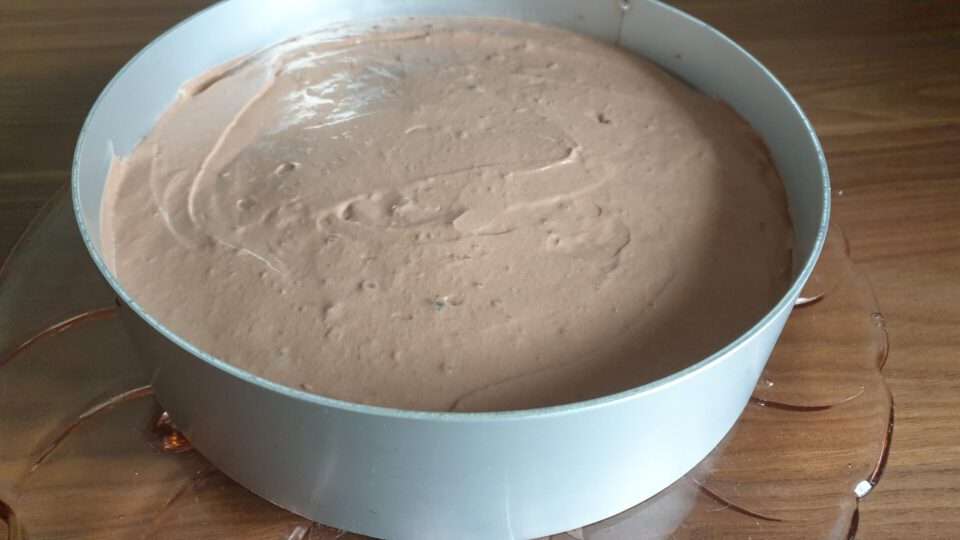 veganer kuchen ohne backen in der Vorbereitung vor der Kühlung