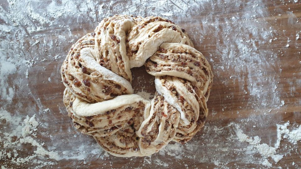 veganer hefekranz mit marzipan vor dem backen