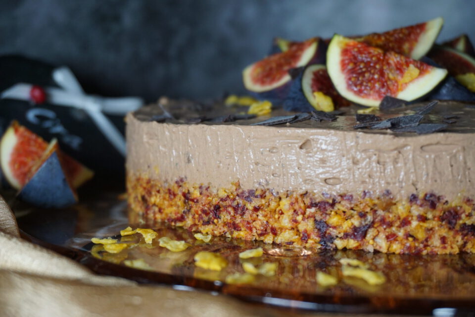 veganer kuchen ohne backen fertig dekoriert