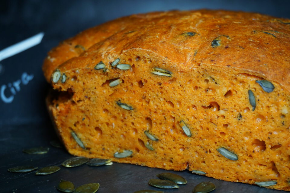 kürbisbrot mit dinkelmehl ist fertig gebacken und angeschnitten