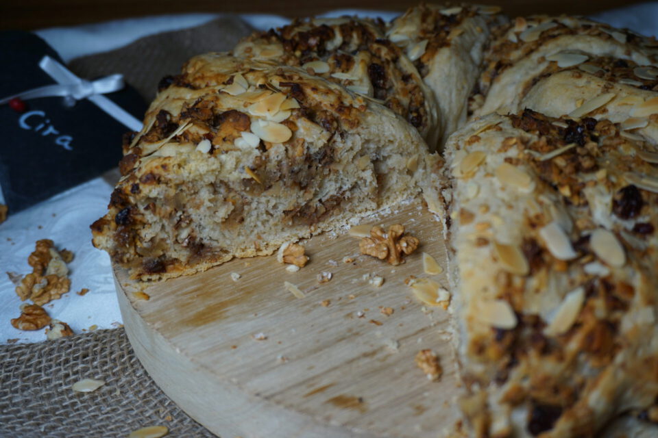 veganer hefekranz mit marzipan querschnitt