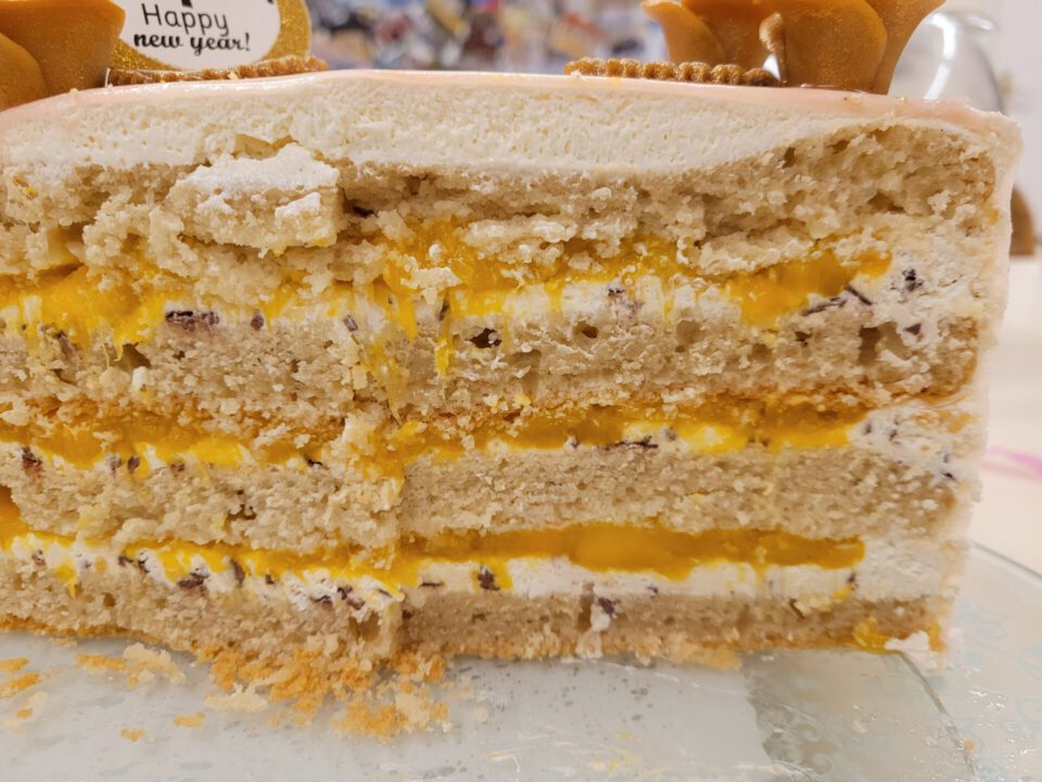 vegane mango torte im Anschnitt